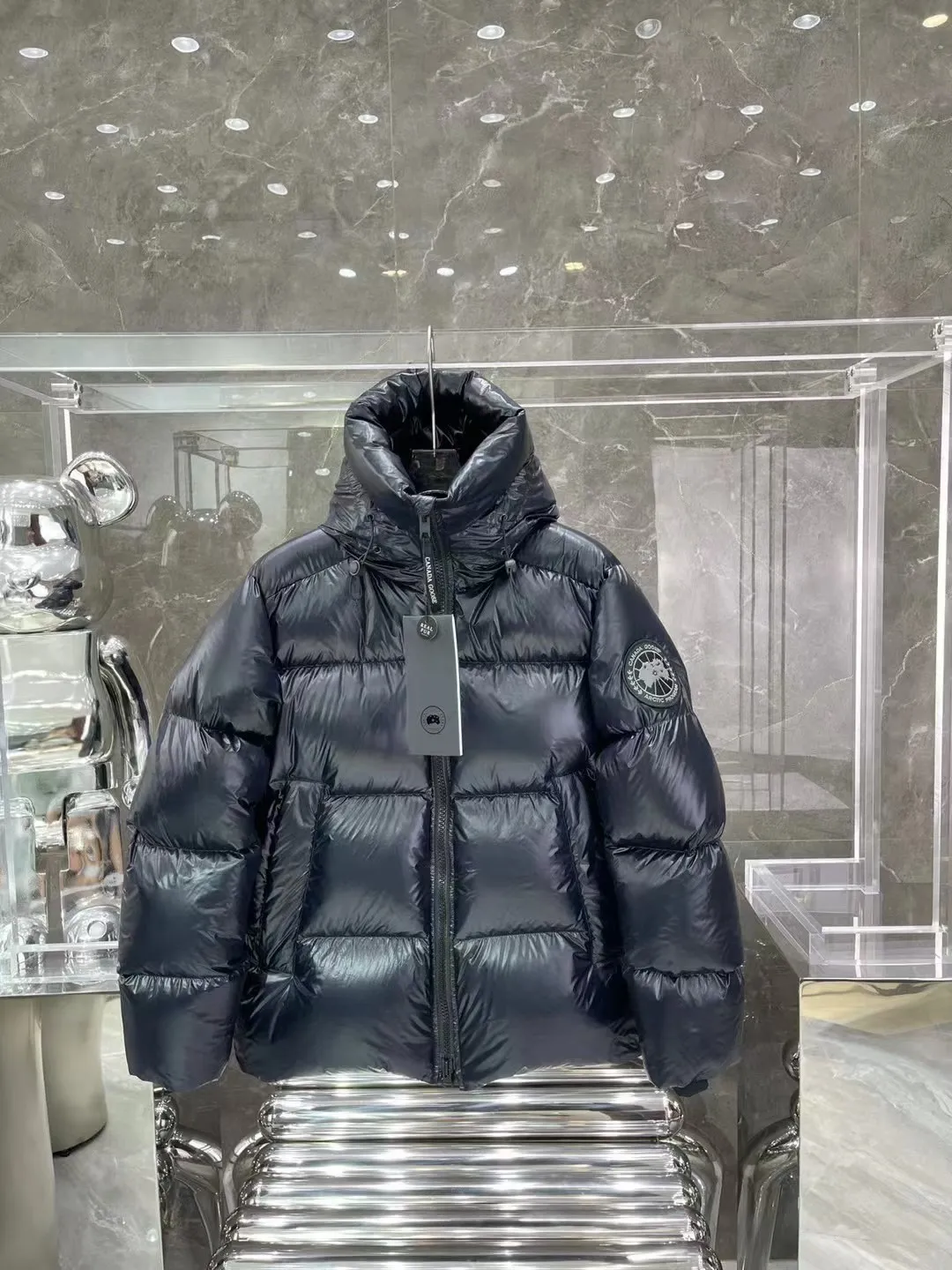 P860 Canada Goose/Canada Goose 2022 limited new Crofton puff down jacket top version (exclusive to the entire network)‼ ️ ‼ ️Top version, ceiling level‼ ️ Crofton soft bread, the latest style in 2022, with cold protection effect up to level 4, made of recycled Feather-Light tear-resistant fabric, ultra-light, and no weight on the upper body at all! The unique black label highlights your temperament‼ ️ Canada Goose, a Canadian brand, has always been recognized as the warmest down jacket. Various Instagram celebrities, Internet celebrities, and celebrities often wear it for street photos. I do Canada Goose every year, but I still can’t get rid of my love for the geese. No matter how cold the weather is, there is no need to be afraid, because there are geese! Filled with 90% white duck down, Canada Goose is the legendary warmest down jacket and is known as a must-have for Arctic outdoor sports! The most popular down jacket in the world, celebrities are rushing to buy it, it is a must-have!   Same style for men and women Size: S~XXL Ready in stock